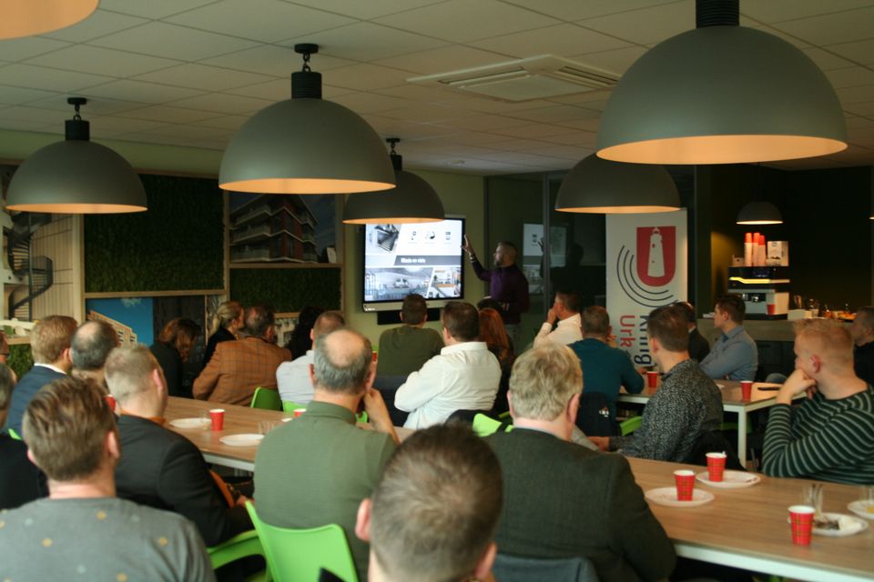 Mensen zitten tijdens een presentatie, BKU Flevoland