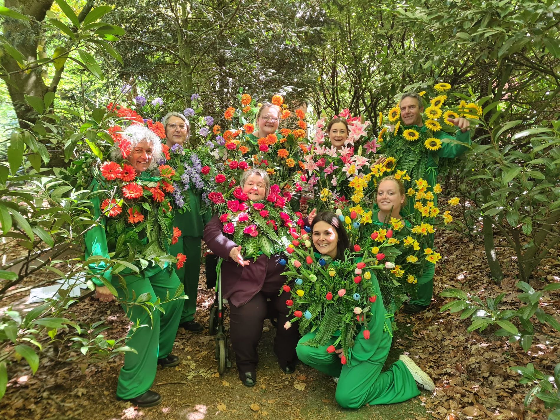 Alice! bij Openluchttheater Hoessenbosch vrouwen met bloemen