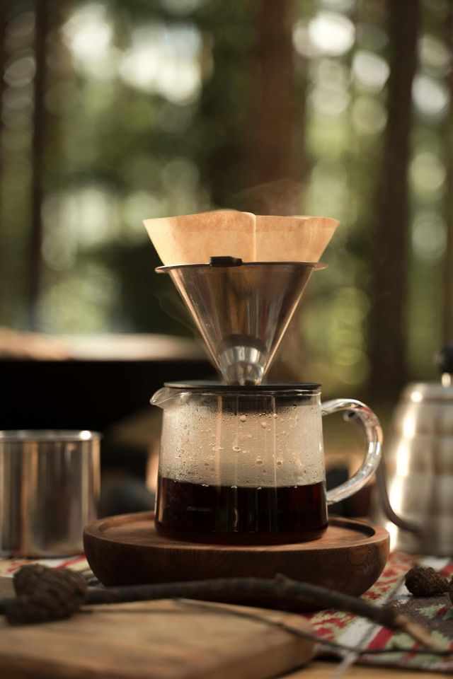 Filterkoffie zetten tijdens kamperen.