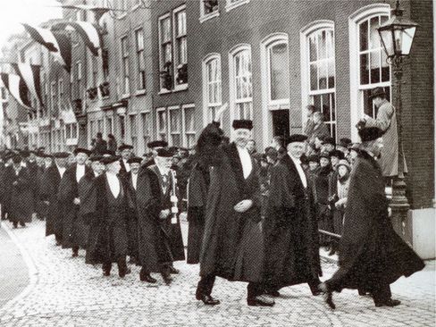 Stof tot Nadenken: van Toga tot Trends