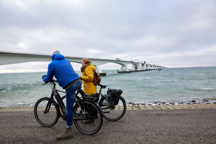 Fietsers bij Zeelandbrug