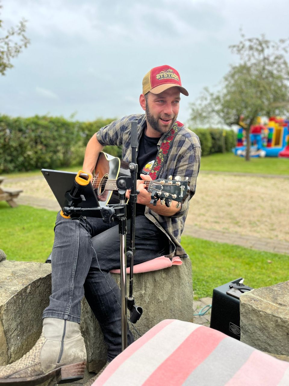 Man op gitaar