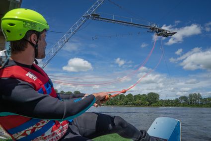 Meneer staat klaar om te starten met waterskiën
