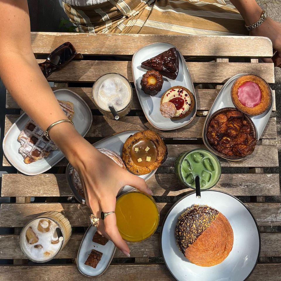 Een tafel vol zoet met de lekkerste koffie's en matcha's