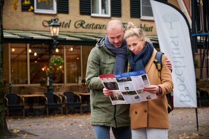 Stel wandelt de Kroegjesroute door Gaasterland.