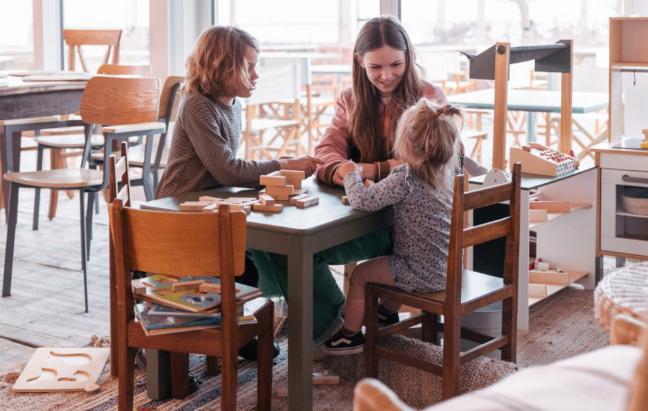 Spelende kinderen aan tafel bij Beachclub Sneek
