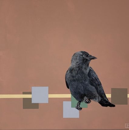 Kunstwerk van Judith Pluijm met een kauw op een minimalistische achtergrond. Zwartgrijze vogel met opvallend licht oog, geplaatst boven geometrische vormen in zachte aardetinten, hedendaagse schilderkunst en vogelkunst.