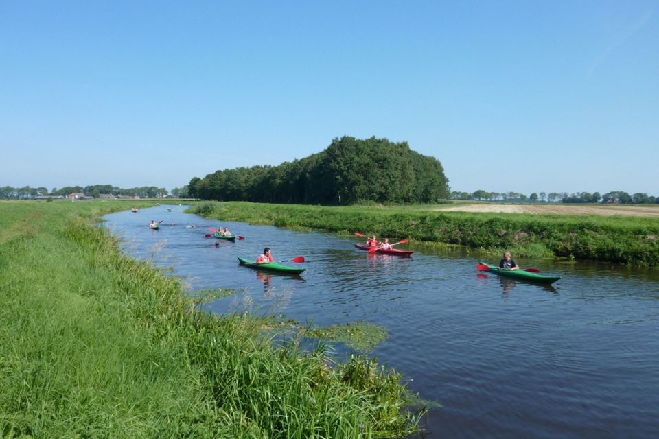 Kano's varen over een riviertje.