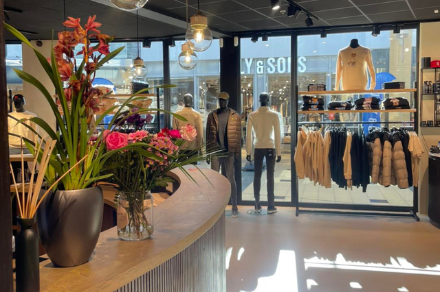 Herrenbekleidung im Schaufenster des Bekleidungsgeschäfts The Project Emmen.