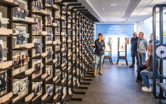 Fotowand onderduikersmuseum De Duikelaar