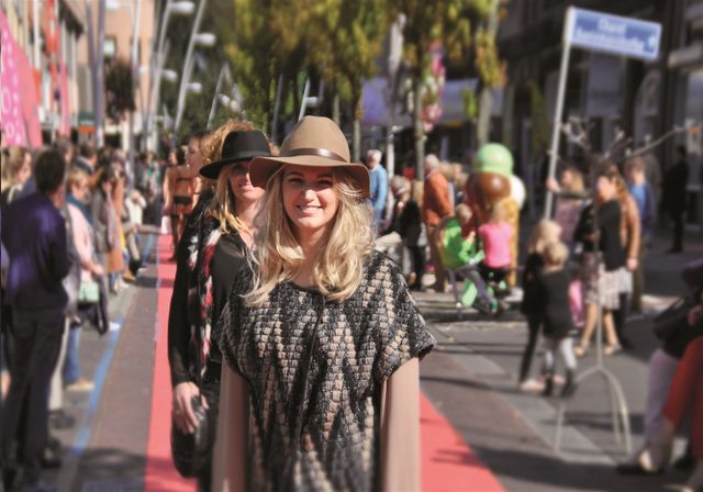 Over de rode loper bij de modeshow in Bladel centrum