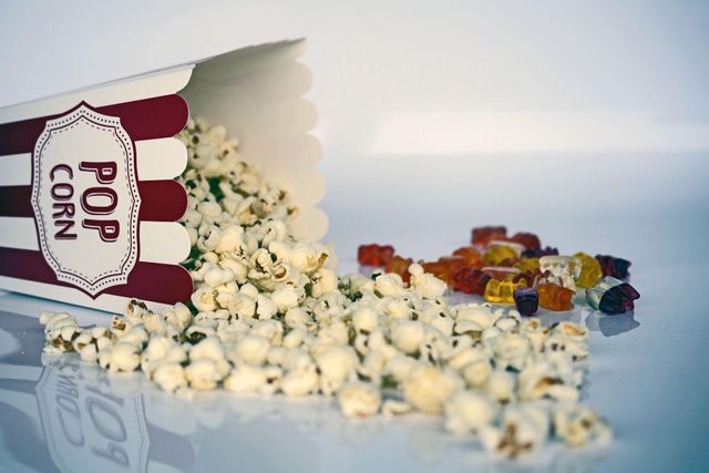 Afbeelding van omgevallen bak met popcorn