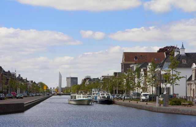 Een rondvaartboot die door de vaart in Assen gaat.