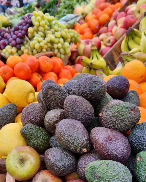 Een rij met kratten vol fruit