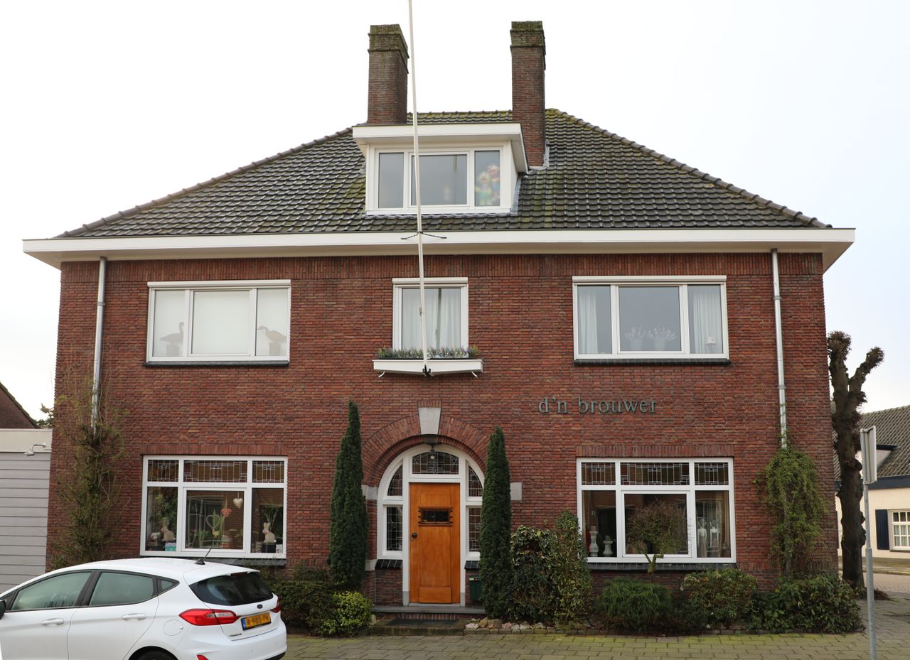 groot roodstenen huis in jaren 30 stijl