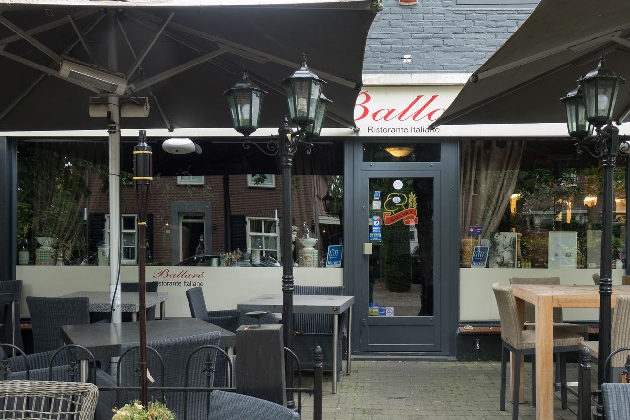 Het terras en de ingang van het Italiaans restaurant Ballaro.