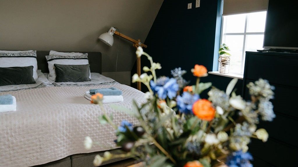 Opgemaakt bed in kamer van B&B bij Zee