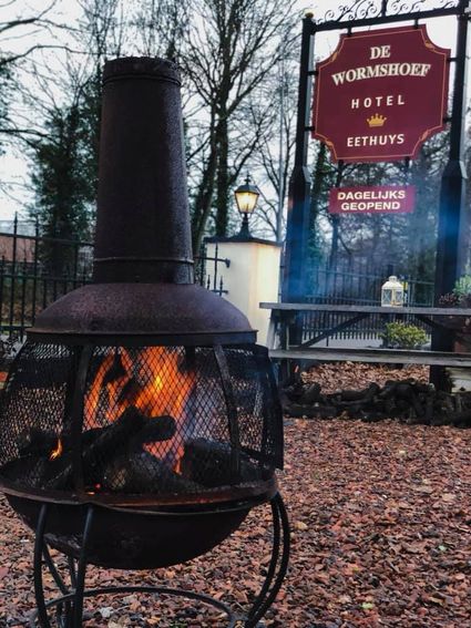 Hotel & Eethuys de Wormshoef met vuurkorf buiten