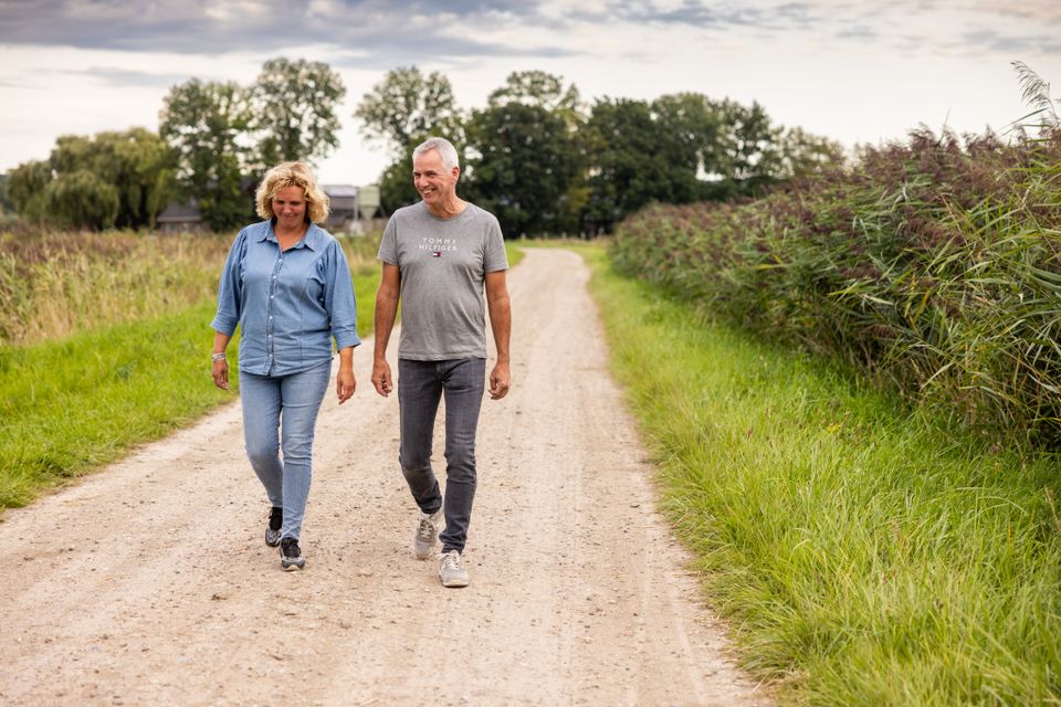 Twee mensen wandelen over een pad in de Noordpolder in Ossendrecht.