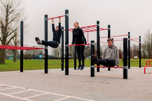 Sporters bij urban sportspark Rhederlaag.