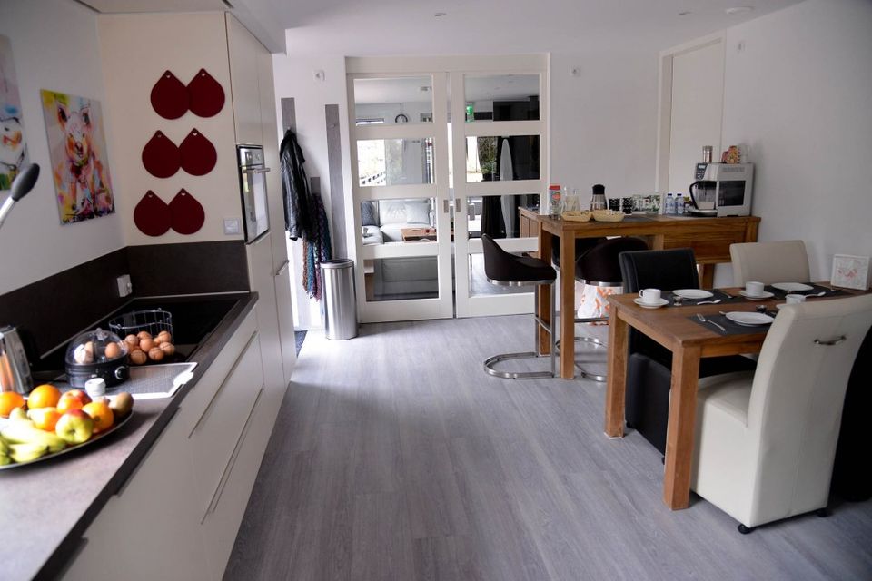 Gezamenlijke keuken en ontbijtruimte van B&B Aan de Hollandse IJssel in Montfoort met moderne faciliteiten en gezellige eethoek, gastvrije bed & breakfast in het Groene Hart.