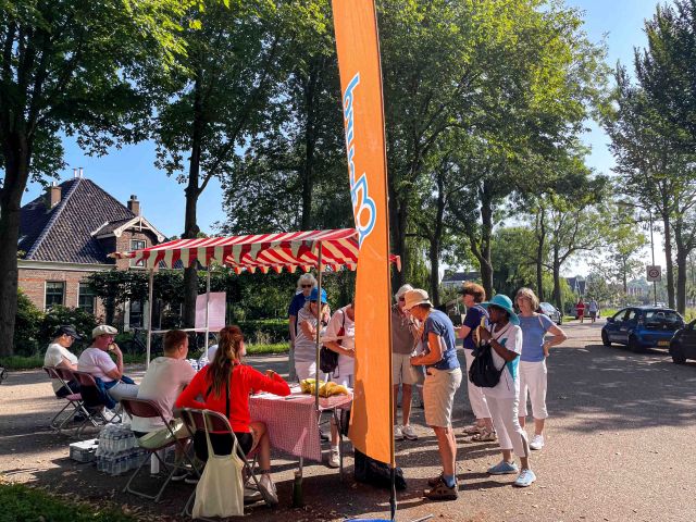 Mensen die bij een stop staan tijdens de Markstadwalk 2023