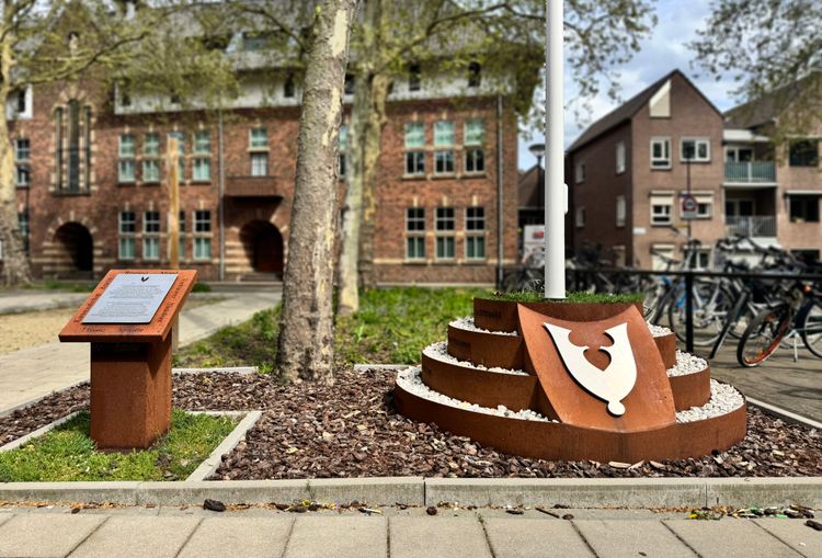 rond cortenstalen kunstwerk in etages