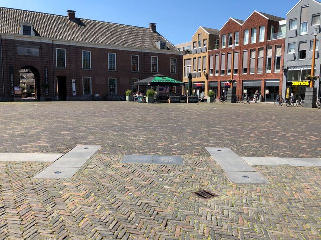 De donkere lijnen in het plaveisel tonen de contouren van het Romeinse fort Laurium.