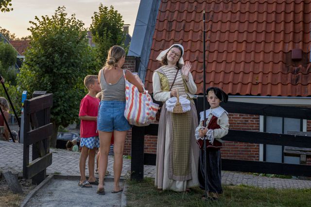 Kanongebulder in Sloten waarbij de stadsschutterij het kanon van Sloten afschiet op het molenerf van Korenmolen de Kaai.