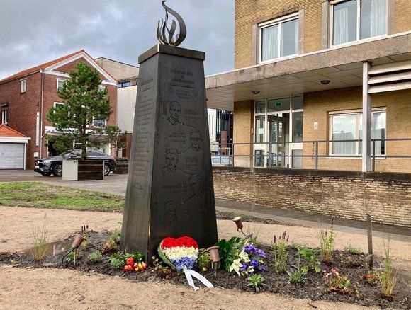 Monument Baken van Vrijheid met bloemen