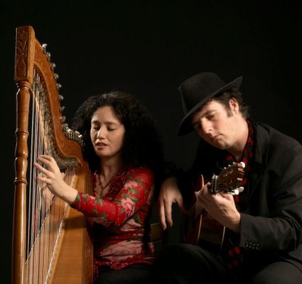 een man en een vrouw die instrumenten aan het bespelen zijn