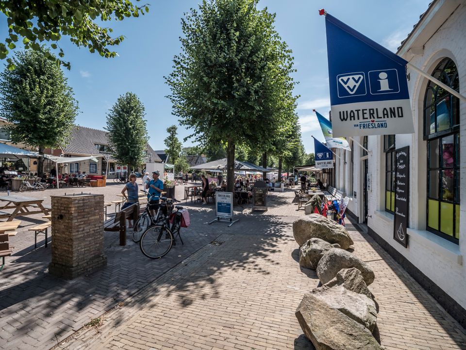 Het VVV kantoor in Oudemirdum, aan de overkant zijn allemaal terrassen.