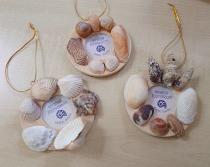 Drie kleine fotolijstjes zijn versierd met schelpen