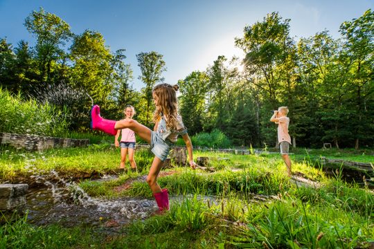 Kinderen spelen met water in het Waterloopbos in de Noordoostpolder.