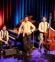 Dennis van Aarssen met pianist en contrabassist tijdens intiem theaterconcert Close to You in Het Klooster Woerden