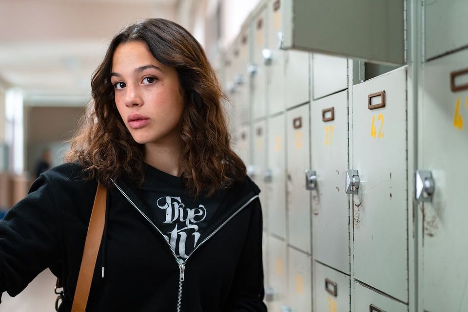 Student bij kluisjes