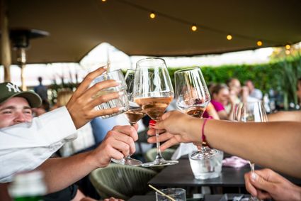 Jongeren proosten met wijnglazen