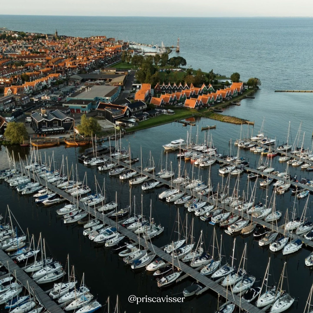 Een luchtfoto van de Haven van Volendam