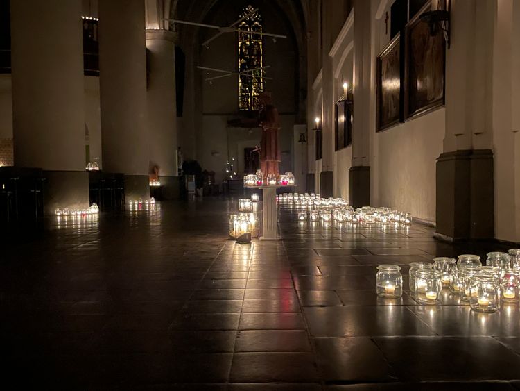 De Sint Willibrorduskerk in Deurne zoals je haar zelden ziet, sfeervol verlicht door meer dan 1.400 kaarsen.