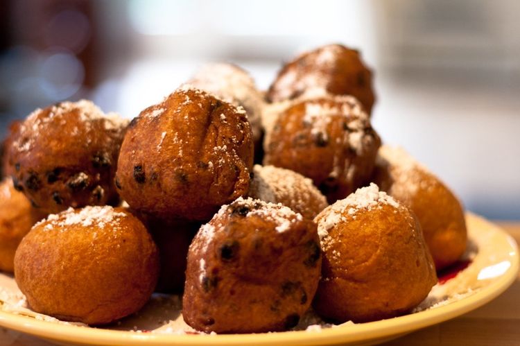 Bord vol met oliebollen