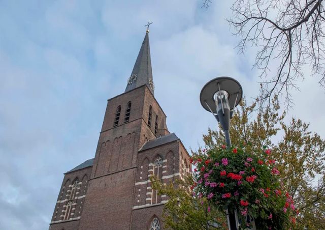 Willibrorduskerk Deurne met bloembak