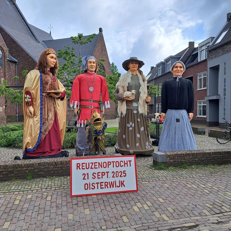 Foto opstelling vier reuzen van de plaatsen Oisterwijk, Moergestel, Haaren en Heukelom