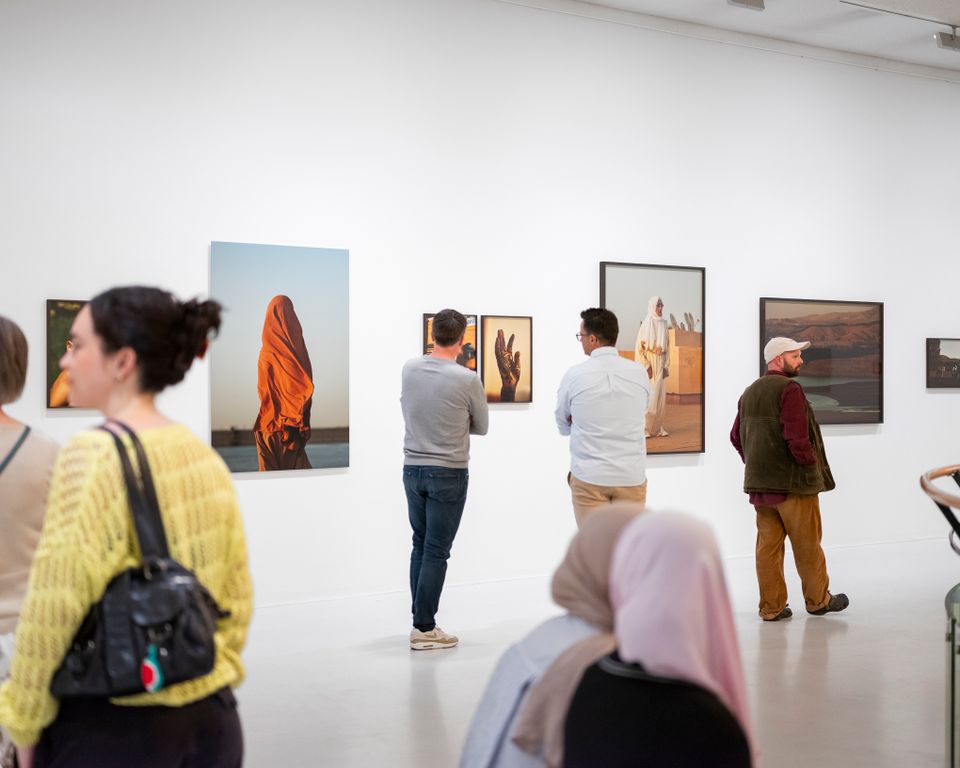 Fotomuseum bezoekers in de tentoonstellingsruimte