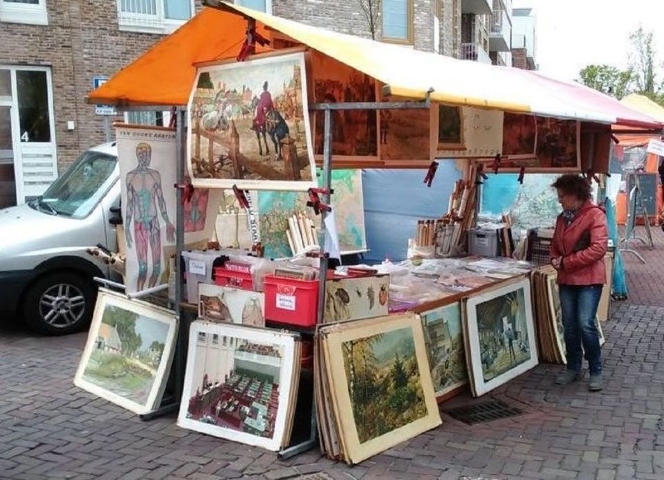 Schoolplaten en landkaarten op een marktkraam