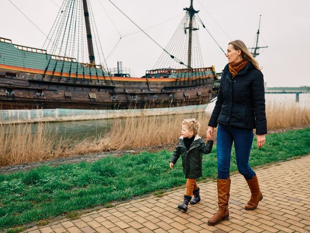 Moeder en zoon lopen bij Bataviawerf.