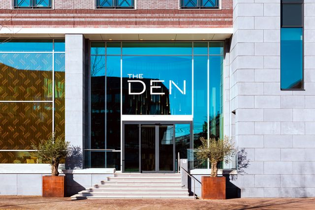 Ingang Hotel The Den in 's-Hertogenbosch