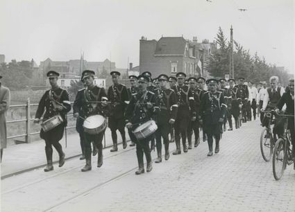 Het detachement van de Rijksveldwacht o.l.v. de heer J. Vos uit Arnhem op het spoorwegviaduct in de St. Annastraat op de eerste dag van de 27e Vierdaagse. Op de achtergrond het Sint Canisius ziekenhuis.