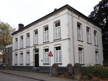 18e eeuws wit gepleisterd gebouw