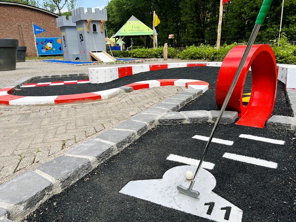 Golf adventure Sla je slag op het gezellige buitenterrein