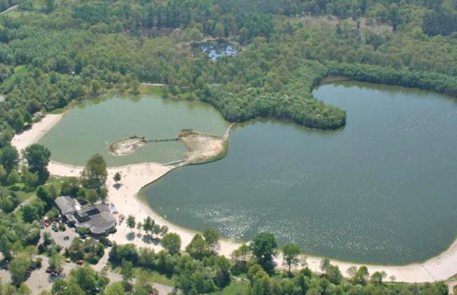 Luchtfoto van recreatieplas Schoonhoven.